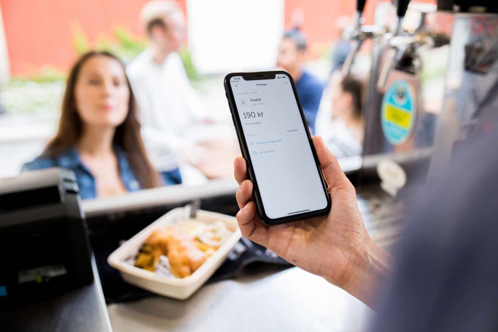 Gäster betalar med swish i restaurang
