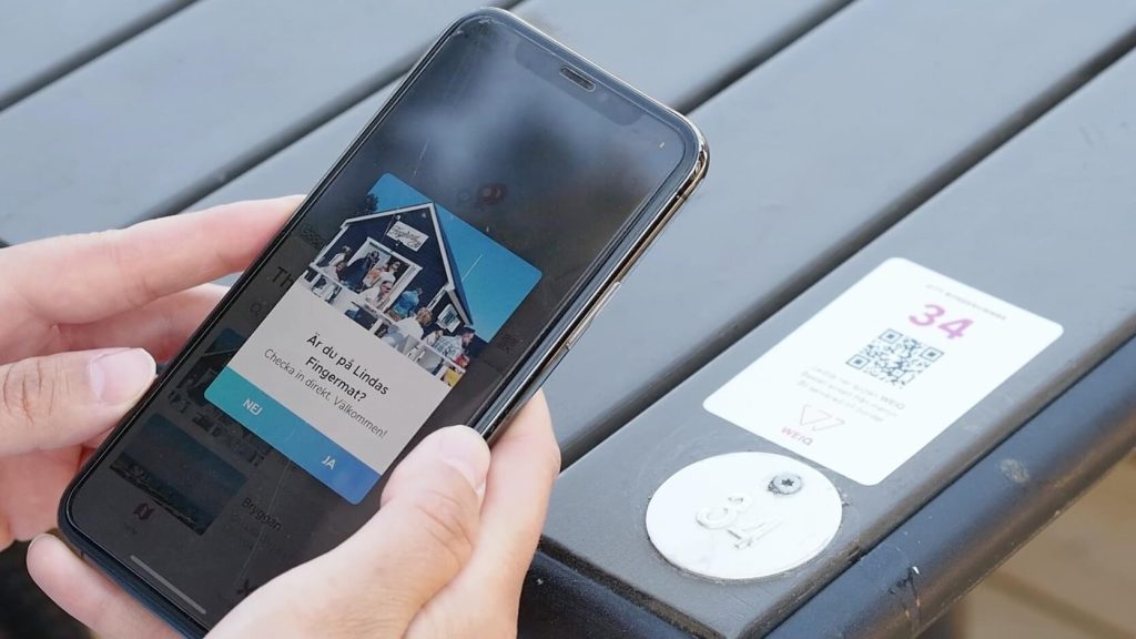 Skanna QR-kod med mobilen på uteservering