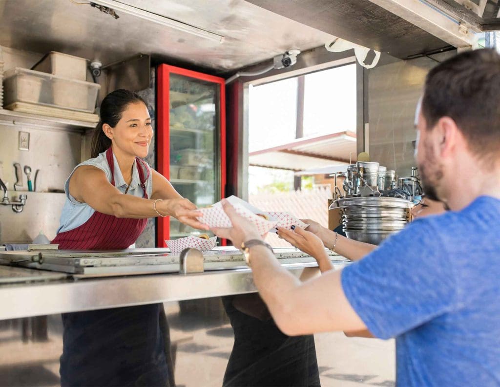 Servering från en matvagn och foodtruck