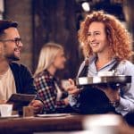 Personalliggare stämpla in personalen i restaurangen med en elektronisk personalliggare som är godkänd