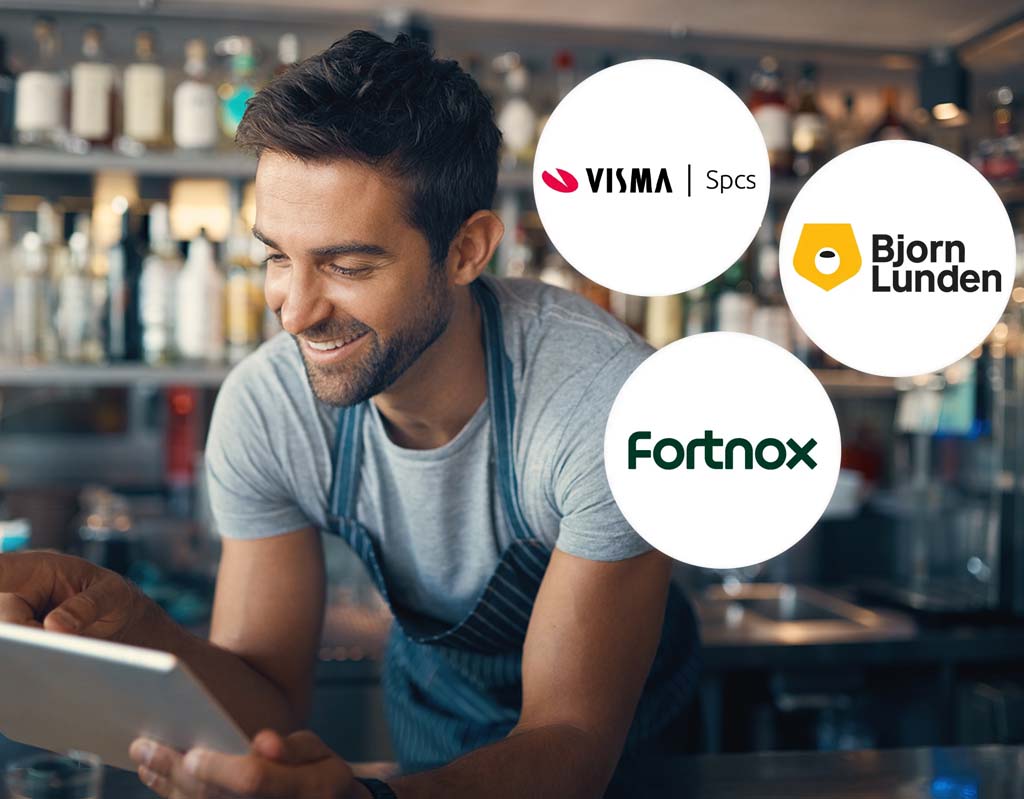 En man med mörkt kort hår som ler och har på sig en ljus blå tshirt och ett mörkt blått förkläde. Mannen står lutad mot en bardisk i en restaurang med en surfplatta i handen. Till höger i bild finns tre vita cirklar. Varje cirkel har en logotyp som representerar olika företagstjänster inom bokföring.