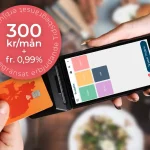 En person som räcker fram en kortterminal och en annan person som räcker fram ett betalkort för att betala på kortterminalen. Man ser bara personernas händerna. Det är en röd cirkel med pris i mitten 300 kr/mån + fr. 0.99%. Runt cirkeln står texten tidsbegränsat erbjudande.