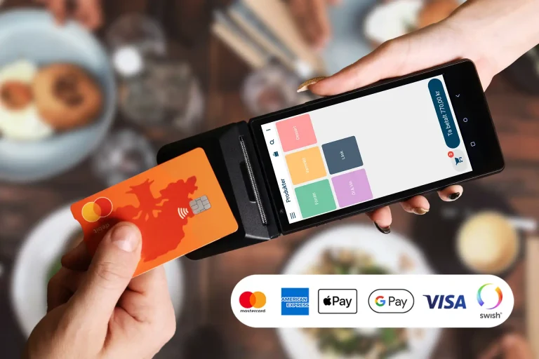 En person som räcker fram en kortterminal och en annan person som räcker fram ett betalkort för att betala på kortterminalen. Man ser bara personernas händerna.
