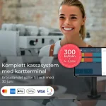En kvinna med brunt hår i bakgrunden som ler stort som serverar en gäst ovan bardisken en kopp kaffe och en bakelse. I bilden syns även en surfplatta med Onslip kassasystem på skärmen. Bredvid surfplattan till höger stor en trådlös kortterminal med Onslips gröna logotyp med vit text i på skärmen. I bilden står det en text. Komplett kassasystem med kortterminal och att erbjudandet gäller fram och med 31:e maj 2025. I bilden syns även logotyper för olika betalningsmetoder.