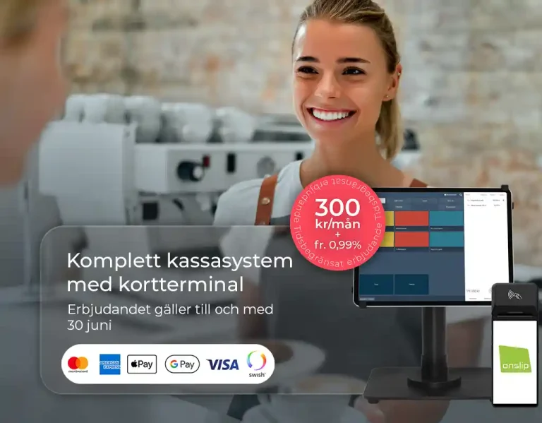 En kvinna med brunt hår i bakgrunden som ler stort som serverar en gäst ovan bardisken en kopp kaffe och en bakelse. I bilden syns även en surfplatta med Onslip kassasystem på skärmen. Bredvid surfplattan till höger stor en trådlös kortterminal med Onslips gröna logotyp med vit text i på skärmen. I bilden står det en text. Komplett kassasystem med kortterminal och att erbjudandet gäller fram och med 31:e maj 2025. I bilden syns även logotyper för olika betalningsmetoder.