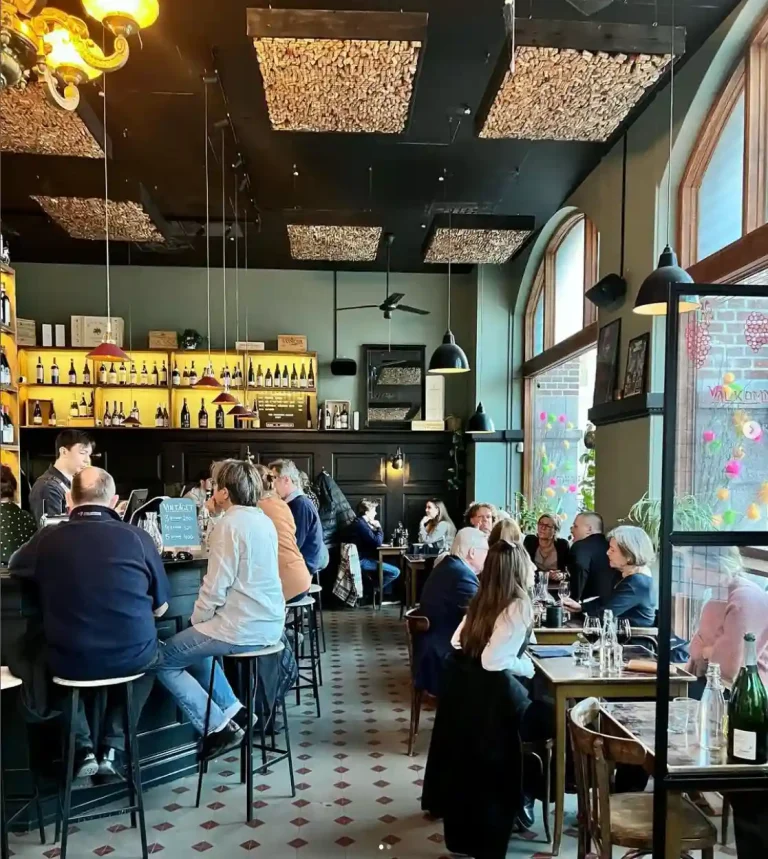 Restaurang med många gäster som sitter vid borden