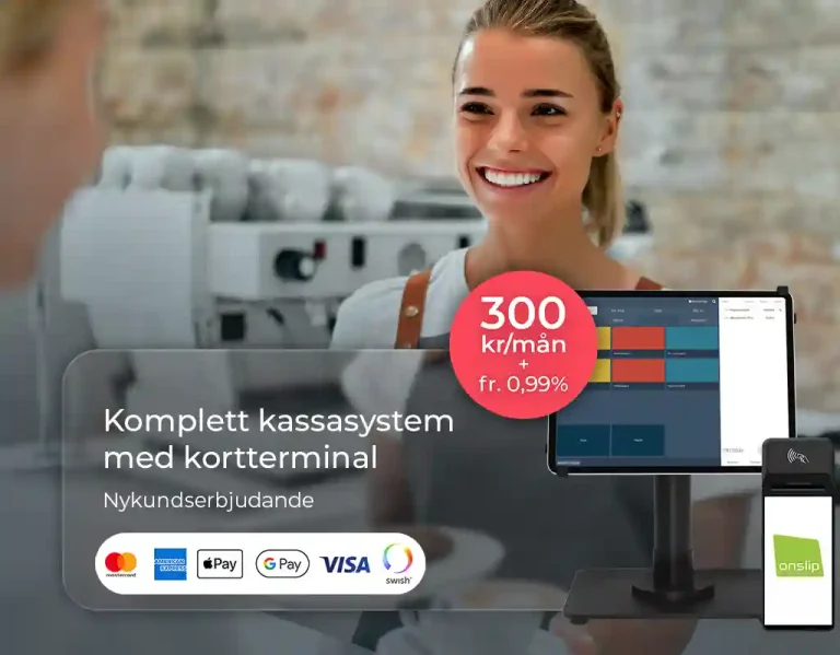 En kvinna med brunt hår i bakgrunden som ler stort som serverar en gäst ovan bardisken en kopp kaffe och en bakelse. I bilden syns även en surfplatta med Onslip kassasystem på skärmen. Bredvid surfplattan till höger stor en trådlös kortterminal med Onslips gröna logotyp med vit text i på skärmen. I bilden står det en text. Komplett kassasystem med kortterminal och att erbjudandet gäller fram och med 31:e maj 2025. I bilden syns även logotyper för olika betalningsmetoder.