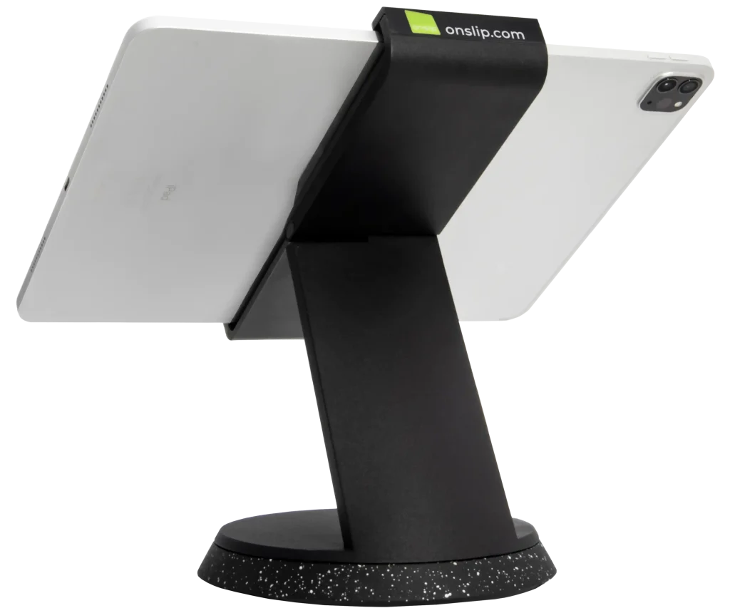 Svart stativ för surfplattor som iPads. Stativet håller en iPad. På stativet ser man Onslip gröna logotyp och texten onslip.com