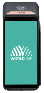 Android betalterminal med stor skärm. På den stora skärmen på kortterminalen ser man en grön bild med en vit Worldline logotyp på.
