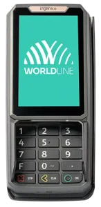 En kortterminal från Worldline. På skärmen på betalterminalen ser man en grön bakgrund med en vit worldline logotyp. Terminalen är ljusgrå med stor skärm